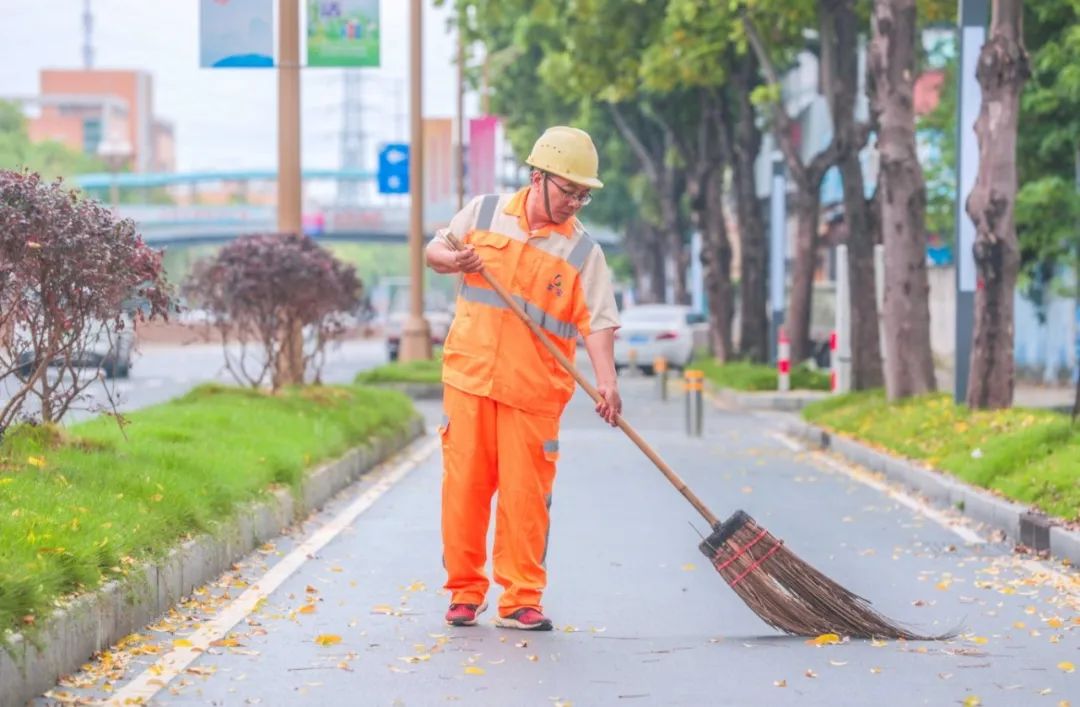 “五一”我在崗丨高埗“城市美容師”劉建剛：奏響城市蘇醒的第一樂章